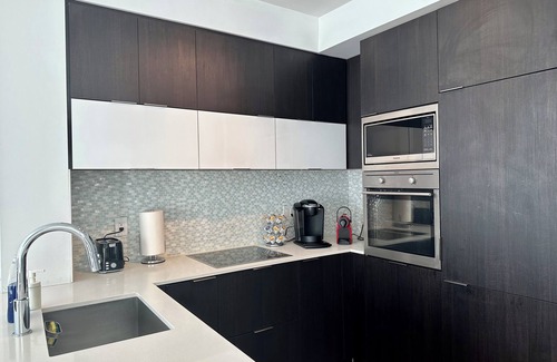 Downtown Toronto Apartment | Modern 2 Bdr + Den/TIFF