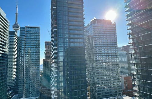 Downtown Toronto Apartment | Modern 2 Bdr + Den/TIFF