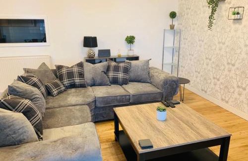 Paisley Apartment | Modern 2 Bed Apartment, Close to Gla Airport & M8