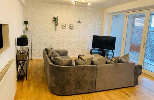 Paisley Apartment | Modern 2 Bed Apartment, Close to Gla Airport & M8