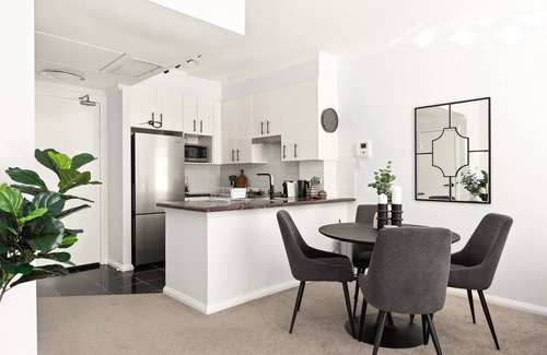 Chiswick Apartment | Modern 2-Bed with Pools, Gym, Tennis Court & Sauna