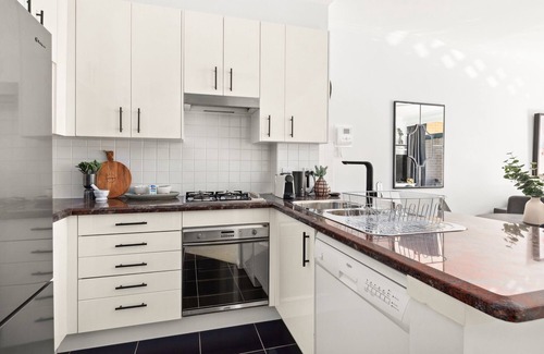 Chiswick Apartment | Modern 2-Bed with Pools, Gym, Tennis Court & Sauna