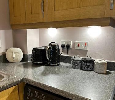 Warrington Apartment | MODERN 2 BEDROOM 2 BATHROOM APARTMENT SLEEPS 4 IN WARRINGTON FOR WORK AND LEISURE WITH PRIVATE PARKING BY AMAZING SPACES RELOCATIONS Ltd