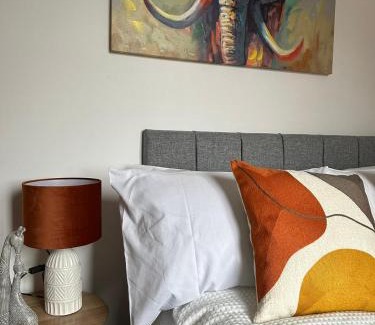 Warrington Apartment | MODERN 2 BEDROOM 2 BATHROOM APARTMENT SLEEPS 4 IN WARRINGTON FOR WORK AND LEISURE WITH PRIVATE PARKING BY AMAZING SPACES RELOCATIONS Ltd