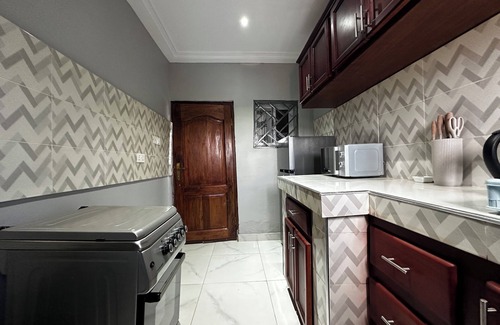 Gbawe Apartment | Modern 2-Bedroom Apartment Near Beach - Rose Villa Accra Suite T2