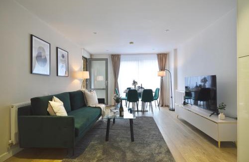 Prince's Apartment | Modern 2 Bedroom Apartment Steps from Vauxhall St