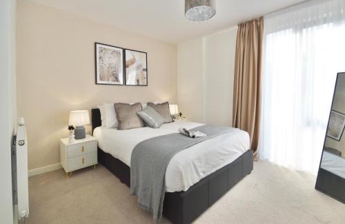 Prince's Apartment | Modern 2 Bedroom Apartment Steps from Vauxhall St