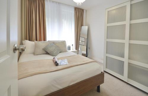 Prince's Apartment | Modern 2 Bedroom Apartment Steps from Vauxhall St