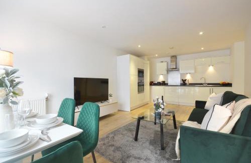 Prince's Apartment | Modern 2 Bedroom Apartment Steps from Vauxhall St
