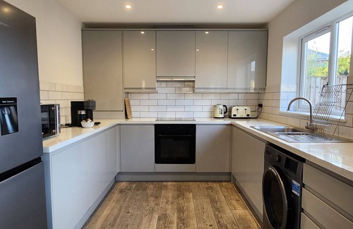 Hitchin House | Modern 2 Bedroom Bungalow with patio and parking close to Hitchin Station