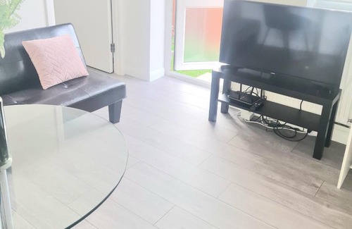 Roxeth Apartment | Modern 2 Bedroom Flat With Garden LONDON