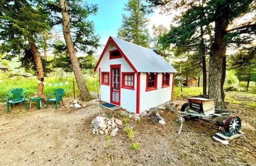 Evergreen House | Modern, 2 bedroom + loft cabin with beautiful view. Perfect getaway. Quiet!