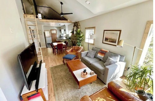 Evergreen House | Modern, 2 bedroom + loft cabin with beautiful view. Perfect getaway. Quiet!
