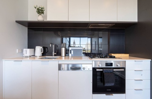 Hawthorn Apartment | Modern 2B Apt with Views Near Swinburne University