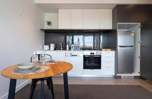Hawthorn Apartment | Modern 2B Apt with Views Near Swinburne University