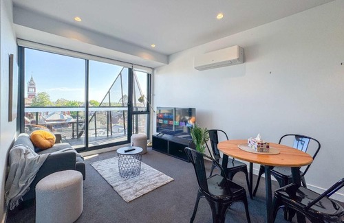 Hawthorn Apartment | Modern 2B Apt with Views Near Swinburne University