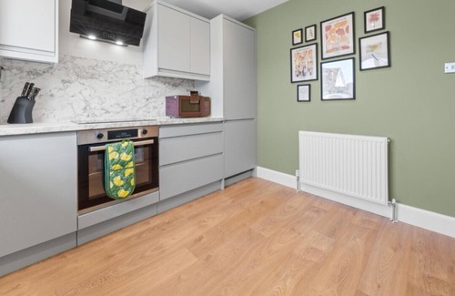 Cairneyhill House | Modern 2BR in Dunfermline | Sleeps 4