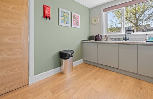 Cairneyhill House | Modern 2BR in Dunfermline | Sleeps 4