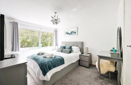 Epping Apartment | Modern 3-Bed Maisonette - Epping High Street - Parking - LMV Property