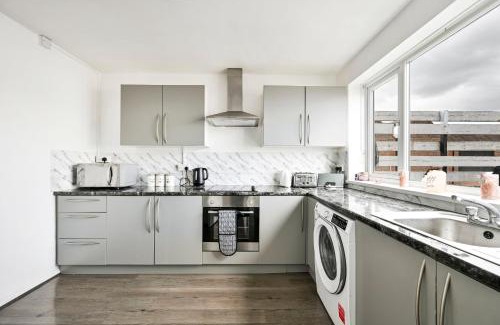 Epping Apartment | Modern 3-Bed Maisonette - Epping High Street - Parking - LMV Property