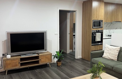 Higgins House | Modern 3-Bedroom Home, Belconnen – Free Parking
