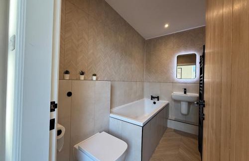 Offerton Apartment | Modern 3 Bedroom house, short walk to train station and town centre, close to Manchester Airport and PLouise