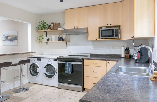 Ottawa Division House | Modern 3BD Townhouse | 8min to DT Ottawa | Pool Table + Front & Back Decks