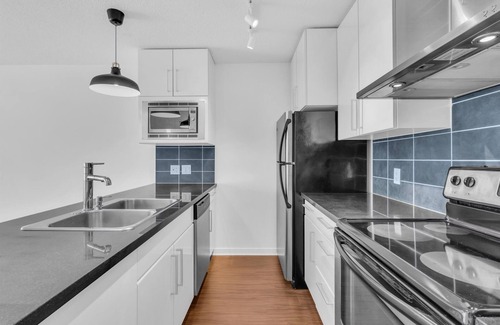 Crosstown Apartment | Modern 3BDR/4BDS in DT/AC/Pool/Gym/Best Location + Parking