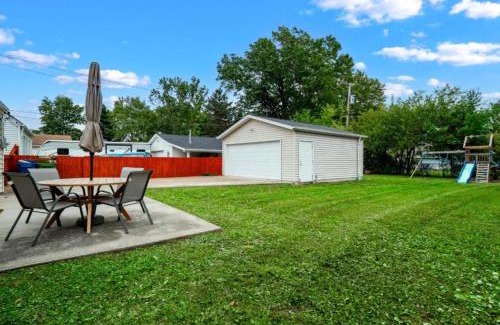Parma Heights House | Modern 3Bed Home Near CLE With Private Backyard