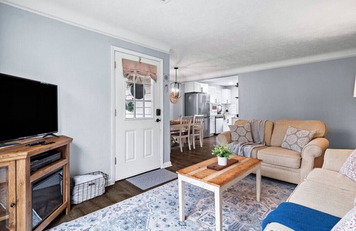 Parma Heights Apartment | Modern 3Bed Home Near CLE With Private Backyard