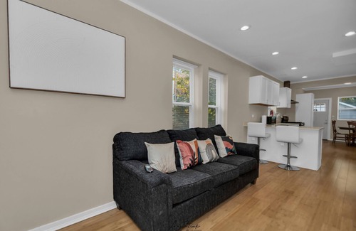 North Chicago House | Modern 3BR Apartment Near Navy Base And Six Flags.n