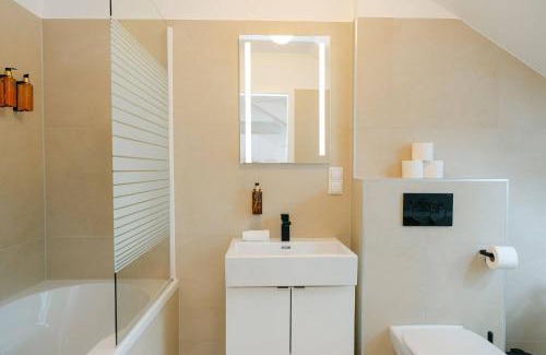 Mariahilf Apartment | Modern 3BR perfect for 4-6 metro close to Naschmarkt