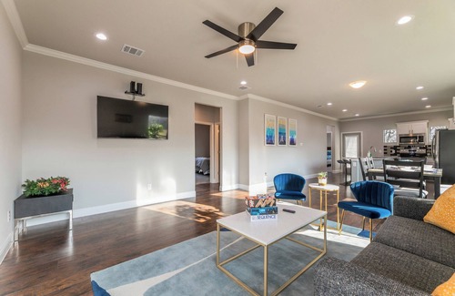 Cedar Crest House | Modern 4 Bed - By Dallas Zoo & Reunion Tower