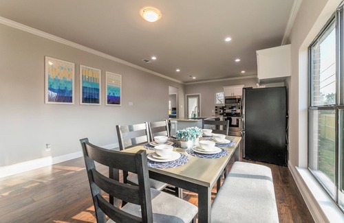 Cedar Crest House | Modern 4 Bed - By Dallas Zoo & Reunion Tower