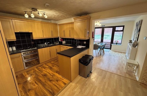Gooshays House | Modern 4-Bed Home | Long Stay | Parking and Wi-Fi