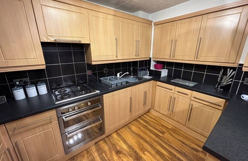 Gooshays House | Modern 4-Bed Home | Long Stay | Parking and Wi-Fi