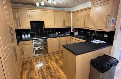 Gooshays House | Modern 4-Bed Home | Long Stay | Parking and Wi-Fi