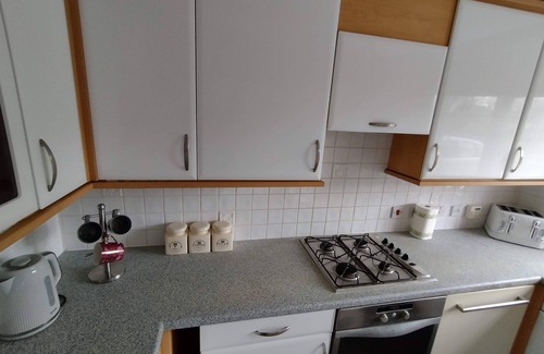 Walsall House | Modern 4 Bed House For Contractors & FamiliesnFree parking, M6, local amenities