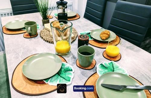 Manchester Apartment | Modern 4-Bed House, Free Parking & WiFi in Swinton