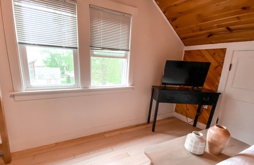 Browns Lake House | Modern 4 bed Lake House Steps from Browns Lake w. Arcade Room + Private Beach