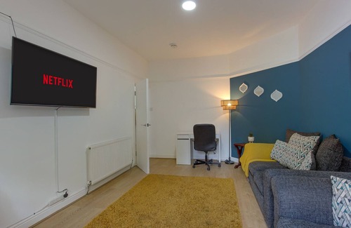 Erdington House | Modern 4 Bedroom Home with Superfast Wifi
