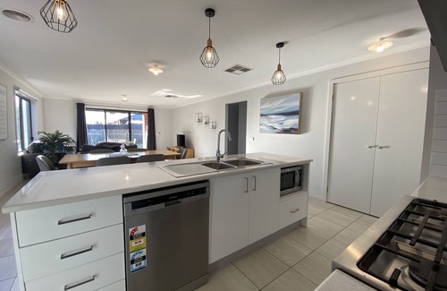 Epsom House | Modern 4-Bedroom Home, Near Playground, Lake & Nature Trails, Minutes to Bendigo