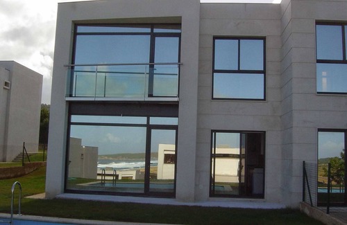 Valdovino Villa | Modern 4 Double Bedroom Villa with Pool /Garden