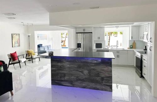 Pembroke Pines House | Modern, 4B&3B with Pool and Lake