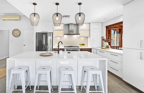 Hillarys House | Modern 4Bedroom, two bathrooms, two living areas, Heated Pool, outdoor entertaining area.
