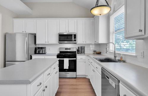 Manor House | Modern 4BR Gem Chic Comfort in Austin home