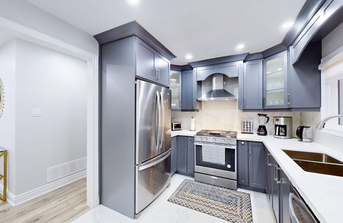 Clarkson-Lorne Park House | Modern 6 Bedroom/3 Bath Pool Home Near the Lake