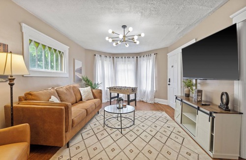 Southside House | Modern 6BR Near Syracuse U, Destiny & Zoo Sleeps 18