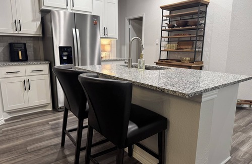 Wellborn House | Modern Aggie-Friendly Retreat - College Station/Bryan
