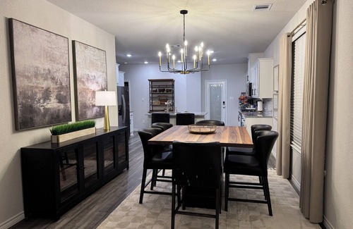 Wellborn House | Modern Aggie-Friendly Retreat - College Station/Bryan